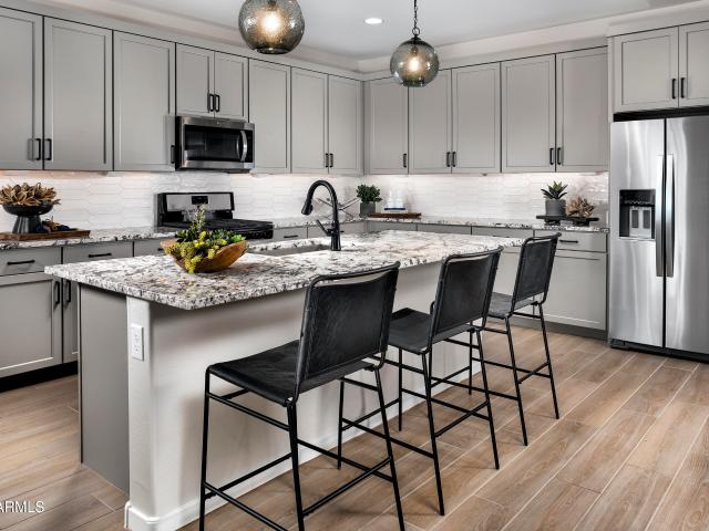 1085 w peralta pass
