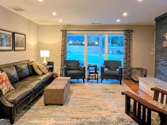 1086 Chatsworth Drive