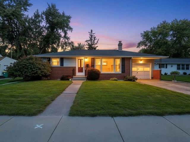 1086 Thorndale St, Green Bay, WI 54304