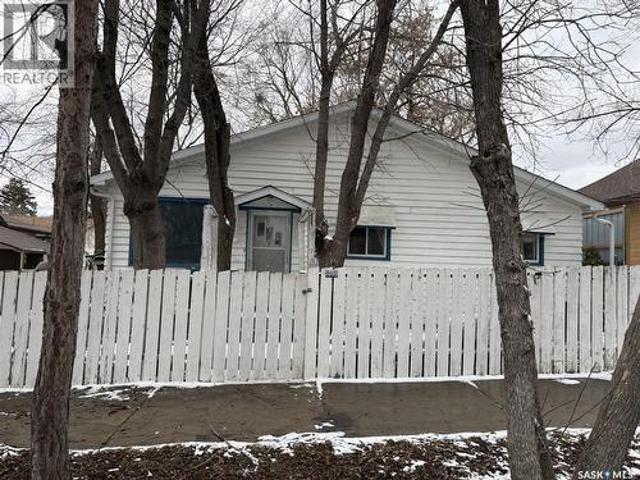 1088 Wolfe Avenue, Moose Jaw, SK, S6H 1J7 house for sale | Listing ID SK032088 | Royal LePage