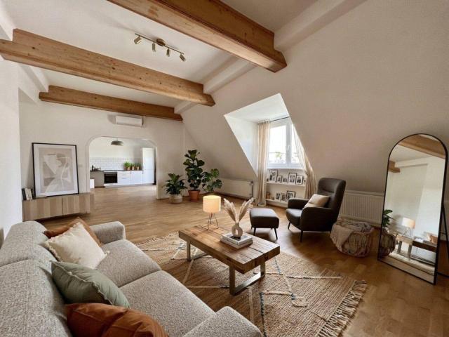 1080! Wohnen über den Dächern der Josefstadt: Großzügiges 5 Zimmer DG mit Balkon in Toplage des 8. Bezirks!