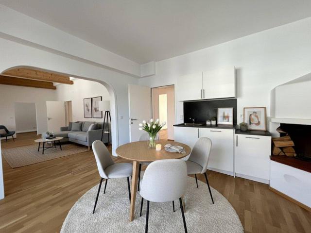 1080! 5 Zimmer DG mit Balkon über den Dächern der Josefstadt!