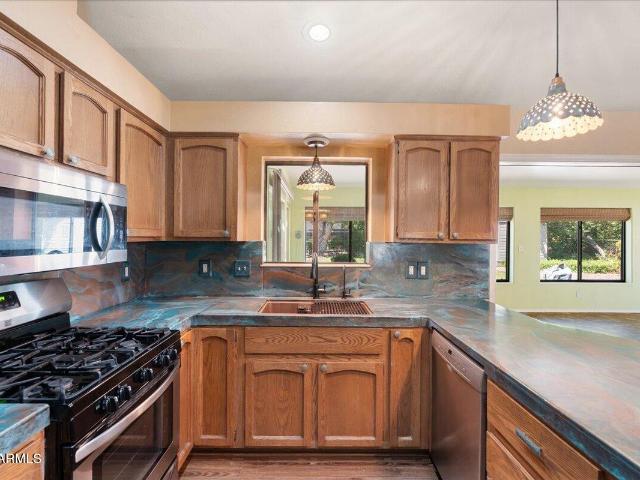10817 e turquoise circle