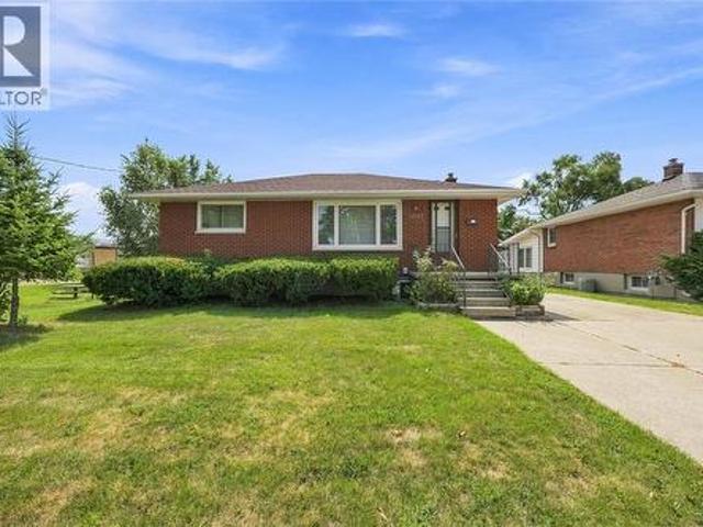 1081 Michigan Avenue, Sarnia, ON, N7S 2B5 house for sale | Listing ID 26019 | Royal LePage