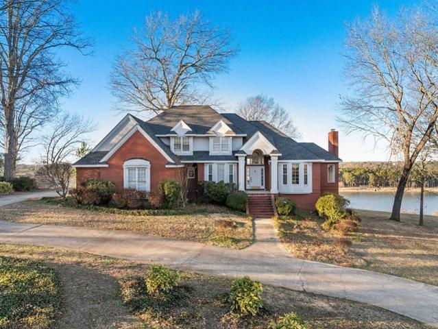 108 Holland Dr, Sheffield, AL 35660