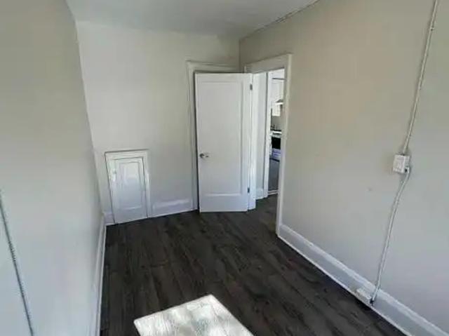 1094 College Street #4