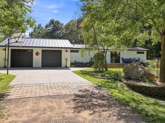 10963 Tall Oak Ct, Waupaca, WI 54981