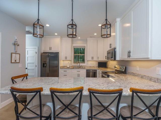 1096 Raintree Dr
