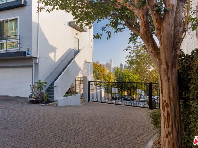 1098 Everett Place