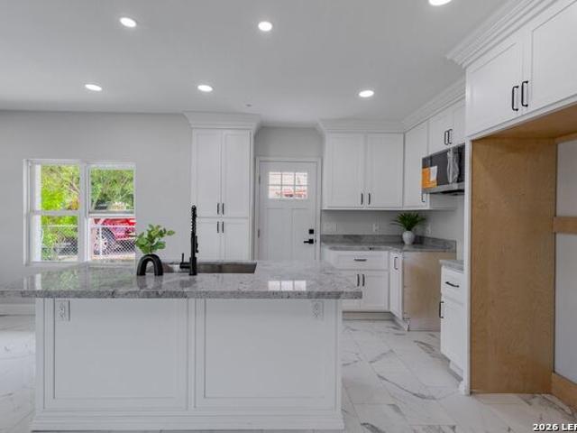 1099 N Comal