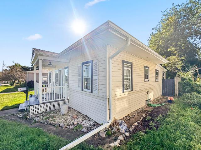 109 E 1ST Street