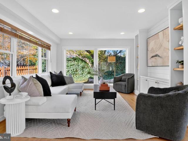 109 N Brookside Drive