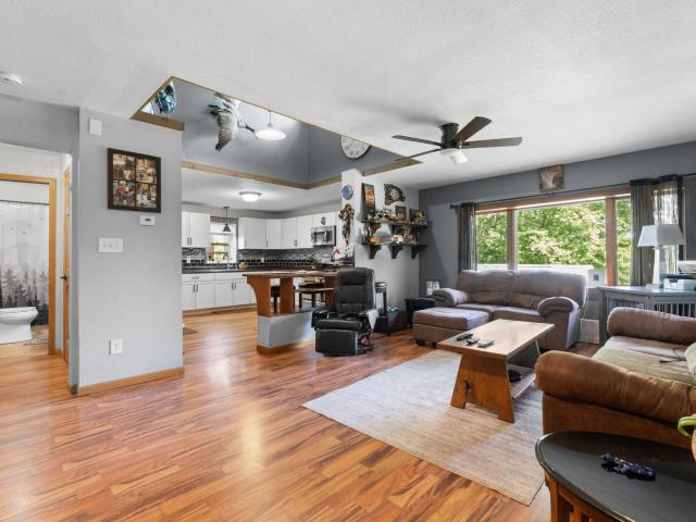 10 9th Avenue NW