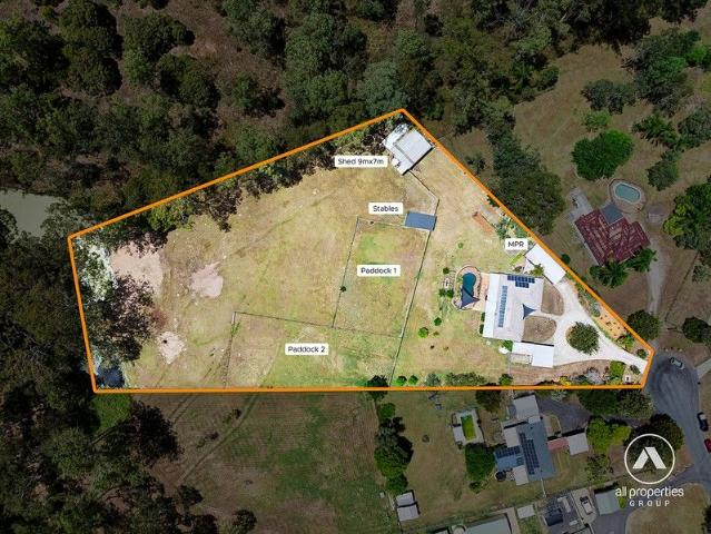 10,000sqm of Stunning Modern Acreage Living with Country Charm, Potential for extras with 2 Beautiful Horse Paddocks Welcome Home !