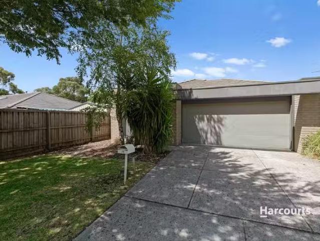 10 Wells Street, Pakenham, VIC 3810 House for Rent