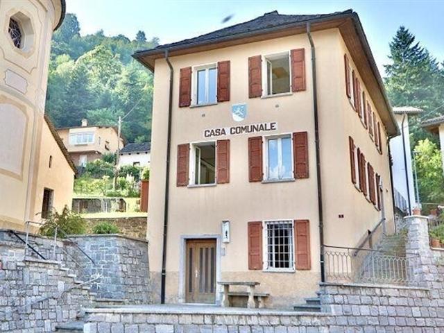 10 Zimmer Dorfhaus zum Ausbauen / 10 Zimmer Haus zum Renovieren