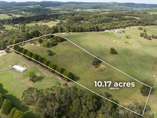 10 ACRE LIFESTYLE HAVEN WITH EXPANSIVE FAMILY LIVING