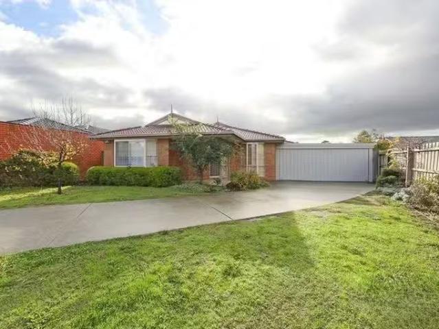 10 Angel Close, Narre Warren South VIC 3805 House For Lease