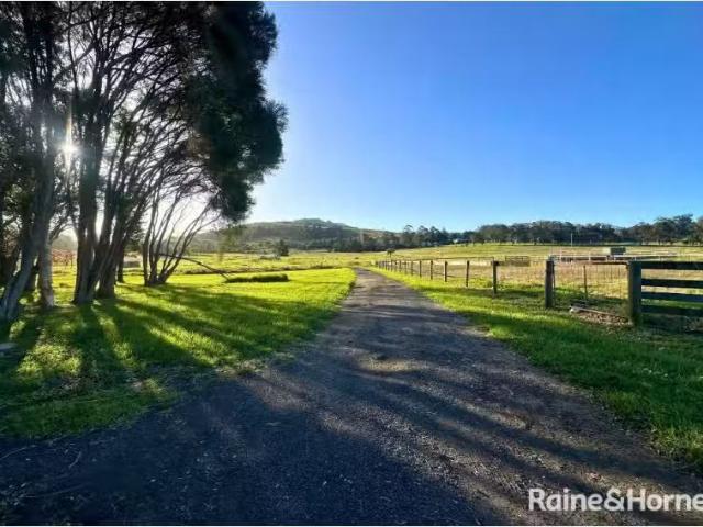 10 Austral Park Road, BERRY House for rent Listed by Sarah Je.