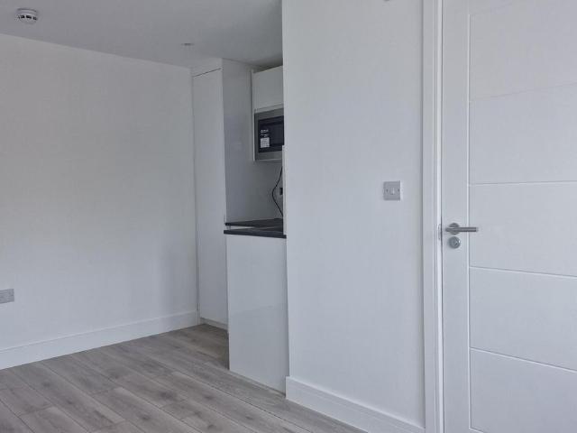 10 Avalon Road, London W13, 1 bed flat to rent, £1,350 pcm | PrimeLocation