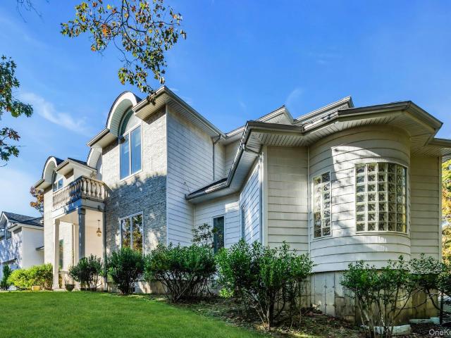10 Bay Woods Drive