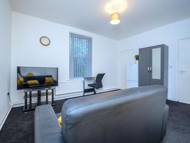 10 bedroom detached house to rent