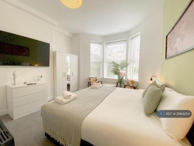 10 bedroom detached house to rent