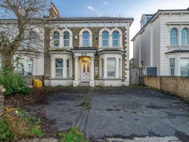 10 bedroom house of multiple occupation for rent in Overcliffe.
