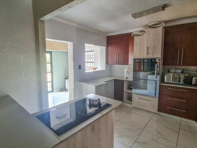 10 Bedroom House For Sale in Aerorand