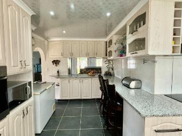 10 Bedroom House For Sale in Beacon Rocks