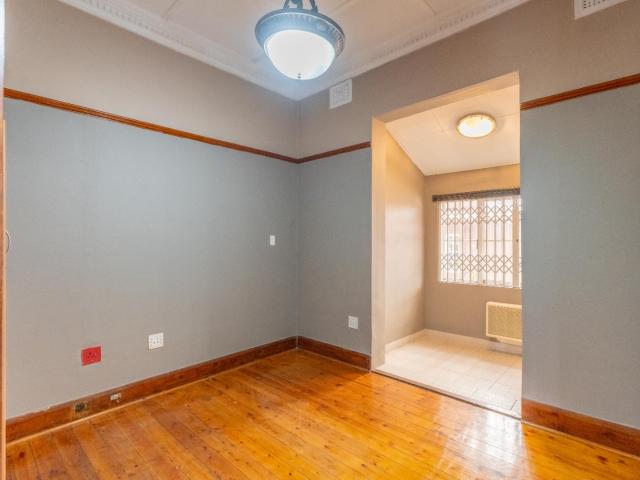 10 Bedroom House For Sale in Glenwood