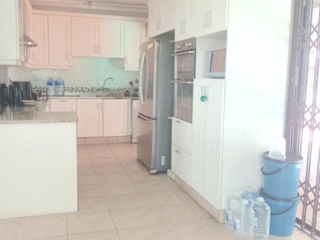 10 Bedroom House For Sale in Glenmore