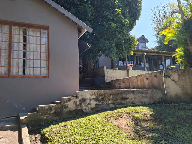 10 Bedroom House For Sale in Umtentweni