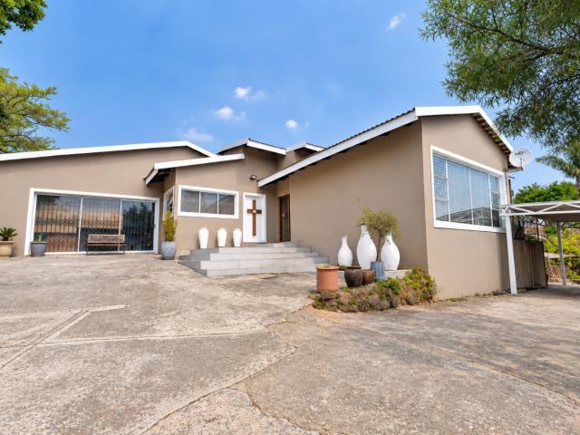 10 Bedroom House For Sale in Waterkloof Glen