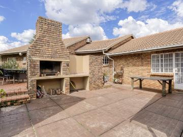 10 Bedroom House For Sale in Zwartkop