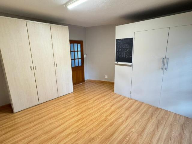 10 Bedroom House For Sale in Zwavelpoort AH