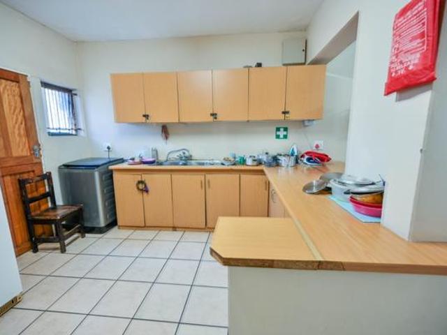 10 Bedroom House in Universitas