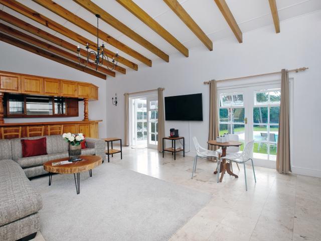 10 Bedroom House To Rent in Constantia
