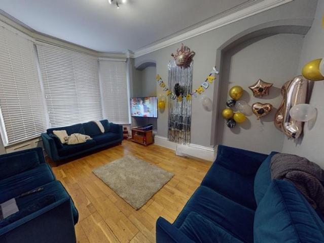10 bedroom semi detached house to rent