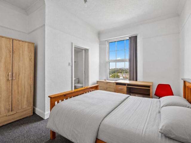 10 bedroom terraced house to rent