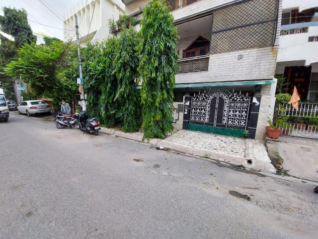 10 BHK Independent House in New Rajinder Nagar for resale New Delhi. The reference number is 8154147