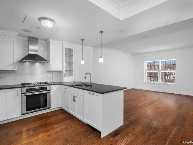 10 Byron Place 310