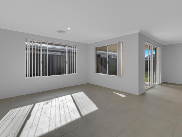 10 Carbine Way Lakelands, WA 6180