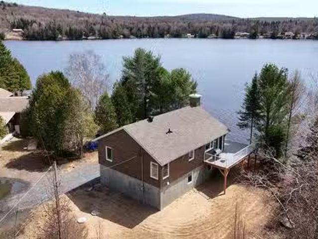 10 Ch. De La Loutre, L'Ascension, QC, J0T 1W0 house for sale.