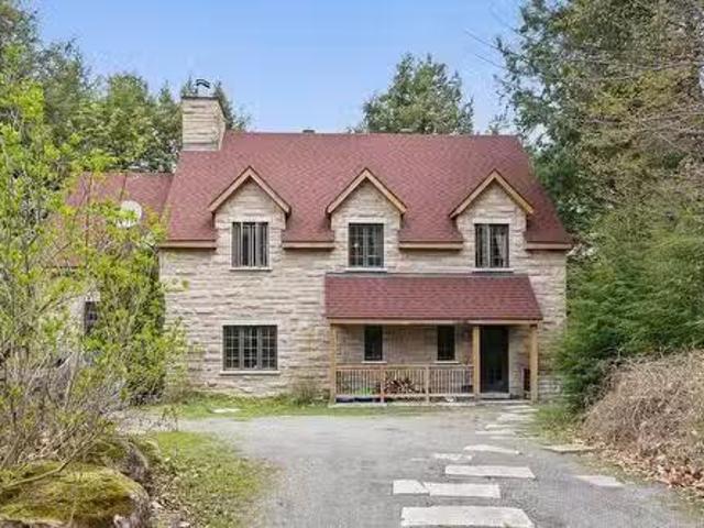 10 Ch. Du Frère André, Brownsburg Chatham, QC, J8G 2R2 house.