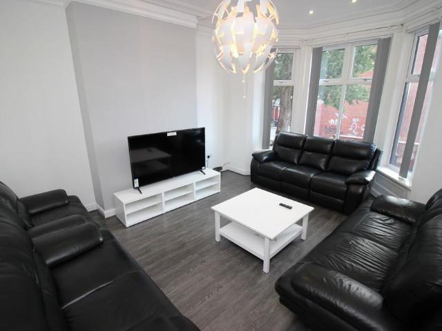 10 Chestnut Avenue, Hyde Park, Leeds LS6 6 bed terraced house to rent £4,004 pcm £924 pw