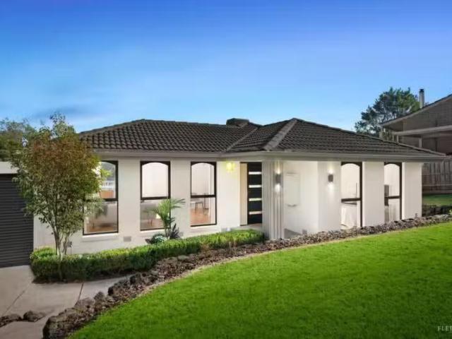 10 Chinook Crescent, Mooroolbark VIC 3138 House Auction