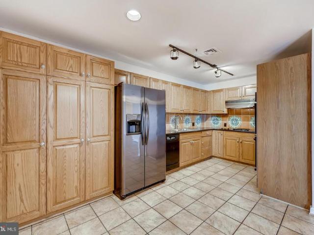 10 E Lee Street # 2608