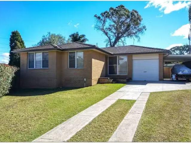10 Evan Place, Kings Langley House for rent Listed by Denise.