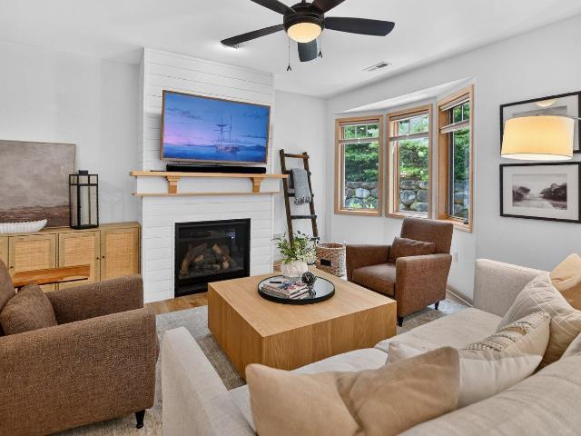 10 Glen Brook Way